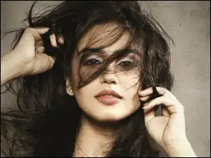 Włosy, Huma Qureshi, Rozwiane