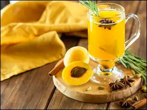 Morelowy drink w szklance