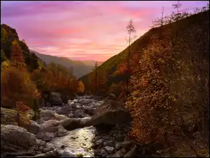 Drzewa, Zachód słońca, Rzeka, Kamienie, Góry, Gordolasque River, Francja, Jesień