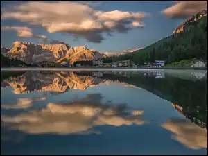 Misurina Lake, Hotel, Cortina dAmpezzo, Grand Hotel Misurina, Dolomity, Region Cadore, Domy, Góry, Chmury, Jezioro, Włochy