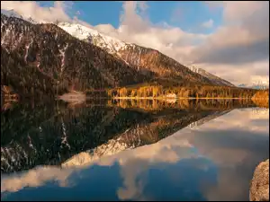 Anterselva Lake, Dolomity, Dom, Drzewa, Góry, Hotel Seehaus, Antholzer See, Jesień, Modrzewie, Jezioro, Włochy