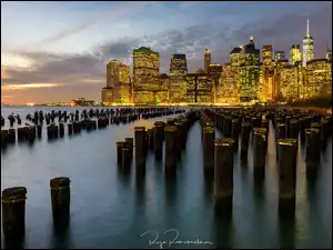 Oświetlone, Manhattan, Kołki, Wieżowce, Brooklyn, Cieśnina East River, Stany Zjednoczone, Nowy Jork