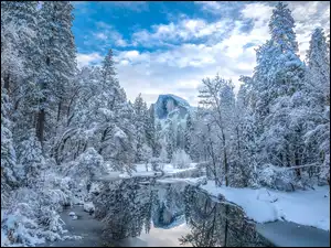 Góra, Rzeka, Ośnieżone, Merced River, Kalifornia, Drzewa, Half Dome, Stany Zjednoczone, Zima, Park Narodowy Yosemite, Chmury