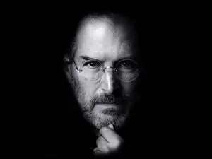 Steve Jobs na ciemnym tle