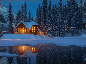 Jezioro, Las, Światła, Kanada, Emerald Lake, Zima, Drzewa, Dom, Śnieg, Góry, Wieczór, Park Narodowy Yoho