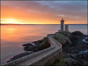 Wschód słońca, Kamienny, Most, Morze, Phare du Petit Minou, Latarnia morska, Bretania, Gmina Plouzane, Francja, Skały