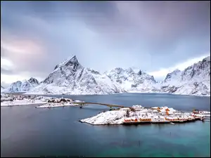 Mount Olstind, Norwegia, Zima, Mgła, Morze, Góry, Wioska Sakrisoy, Lofoty